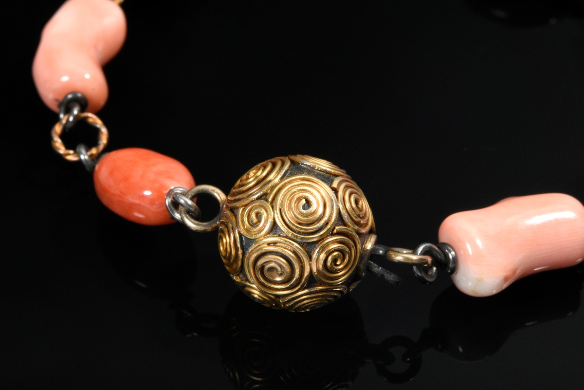 Bracelet with alternating coral branches and blackened silver links and ball clasp with applied 750 - Image 2 of 3