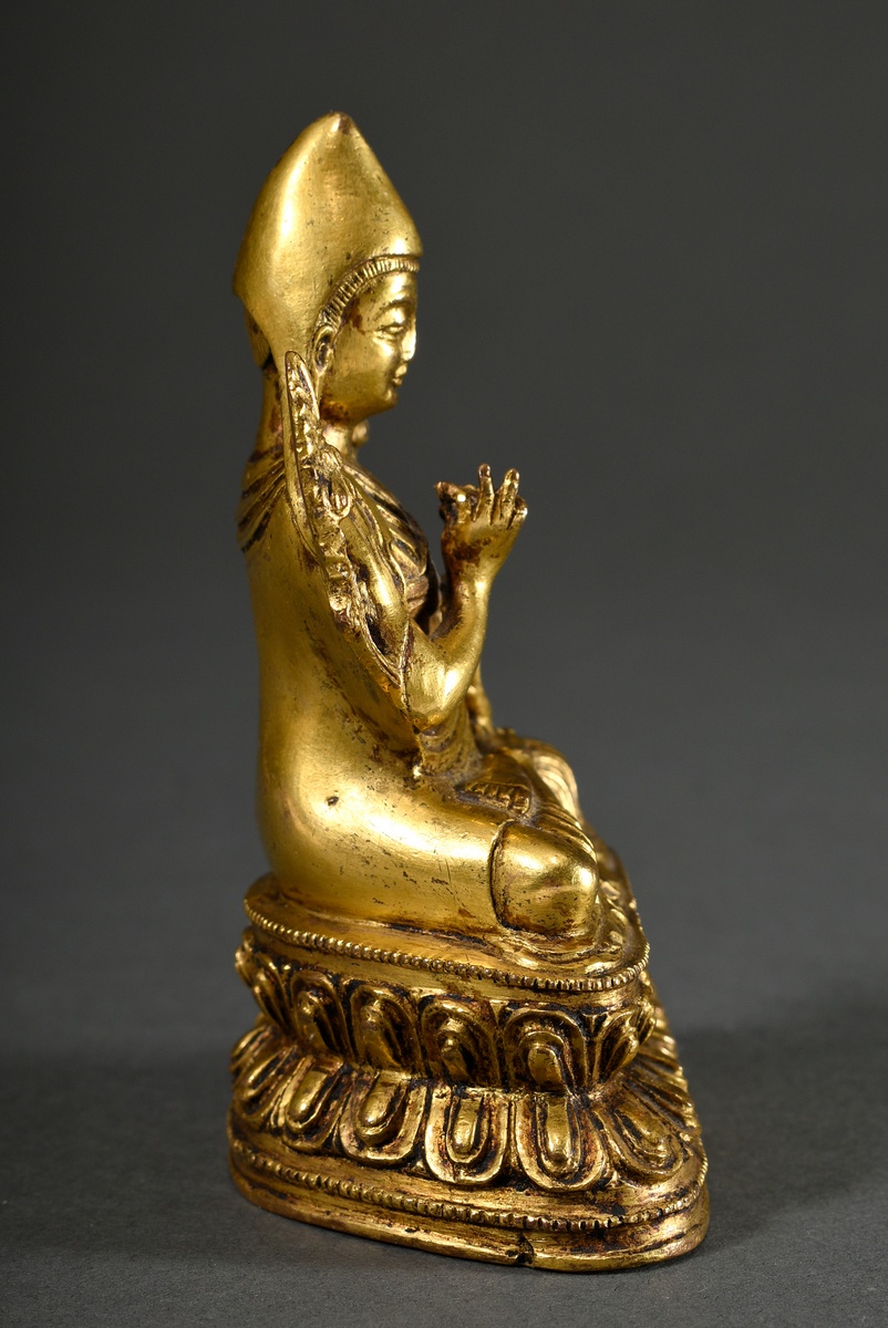 Fire-gilt bronze figure "Tsongkhapa", verso vajra mark, Tibet 18th century, h. 10,5cm, base unopene - Image 3 of 6