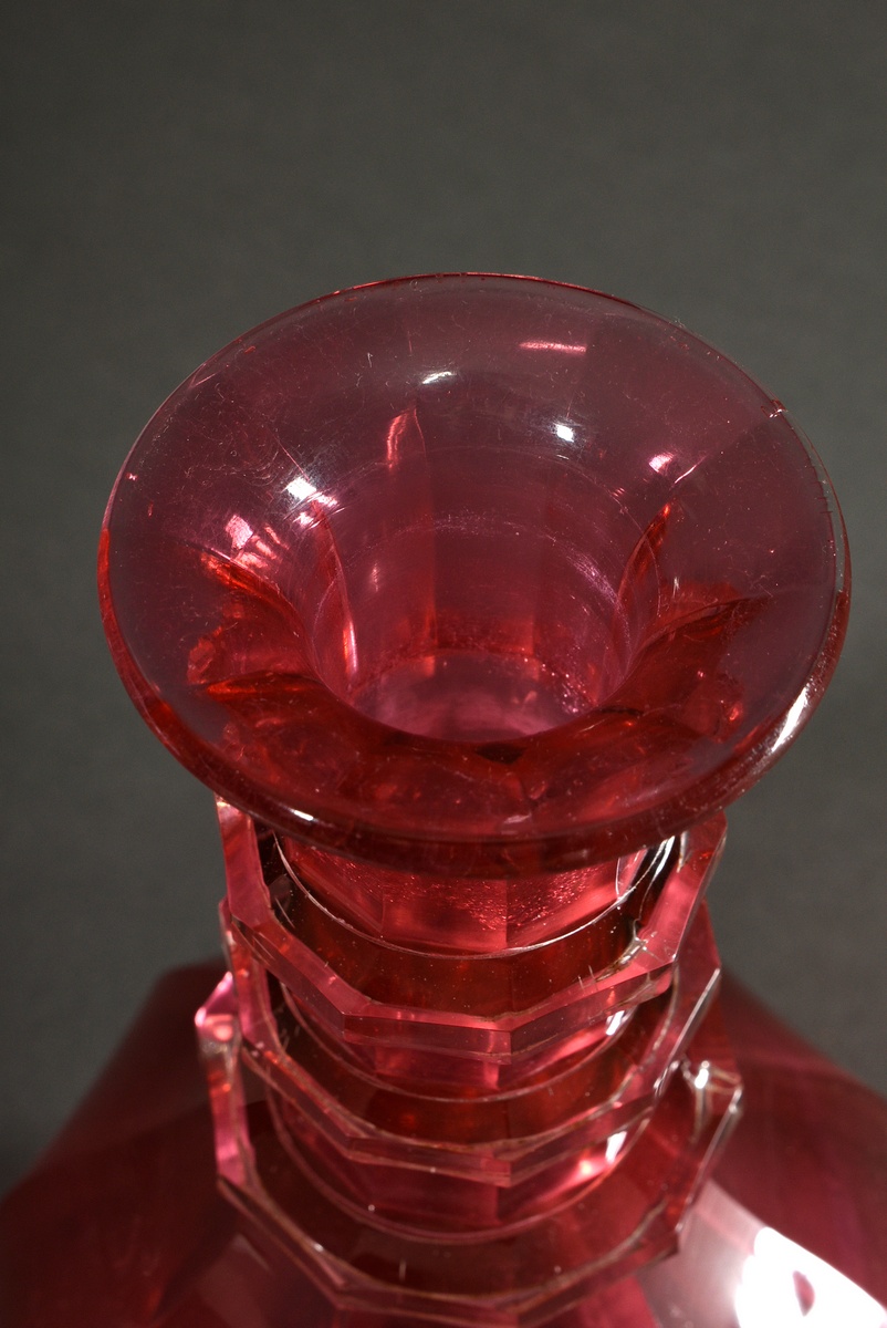 Biedermeier rosalin glass carafe with faceted body and 3 rings on the neck, cut star in the bottom, - Image 3 of 4