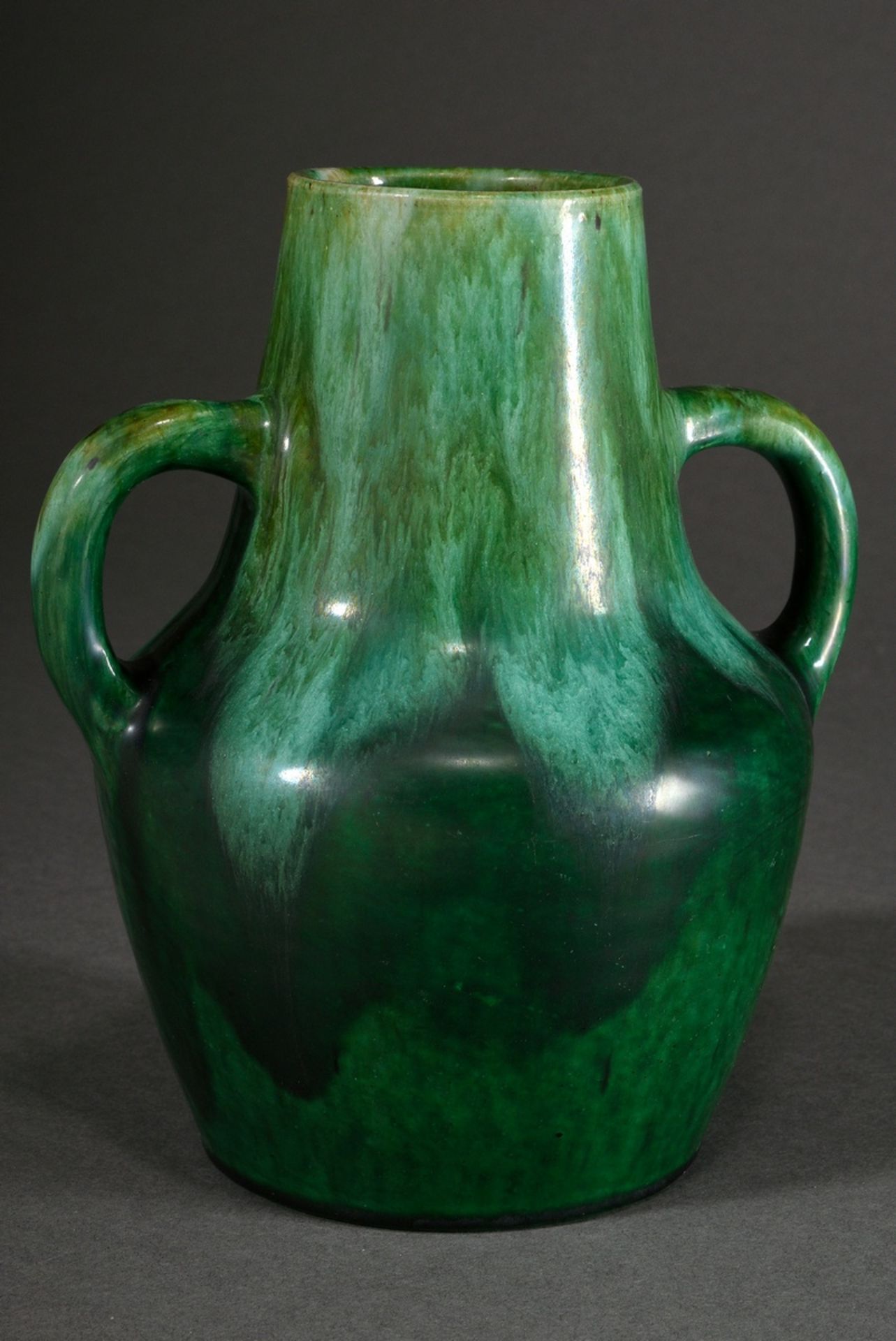 Kleine Keramikvase mit sich verjüngendem Hals und zwei Henkeln, Keramik mit Verlaufsglasur in Grünt - Bild 2 aus 5