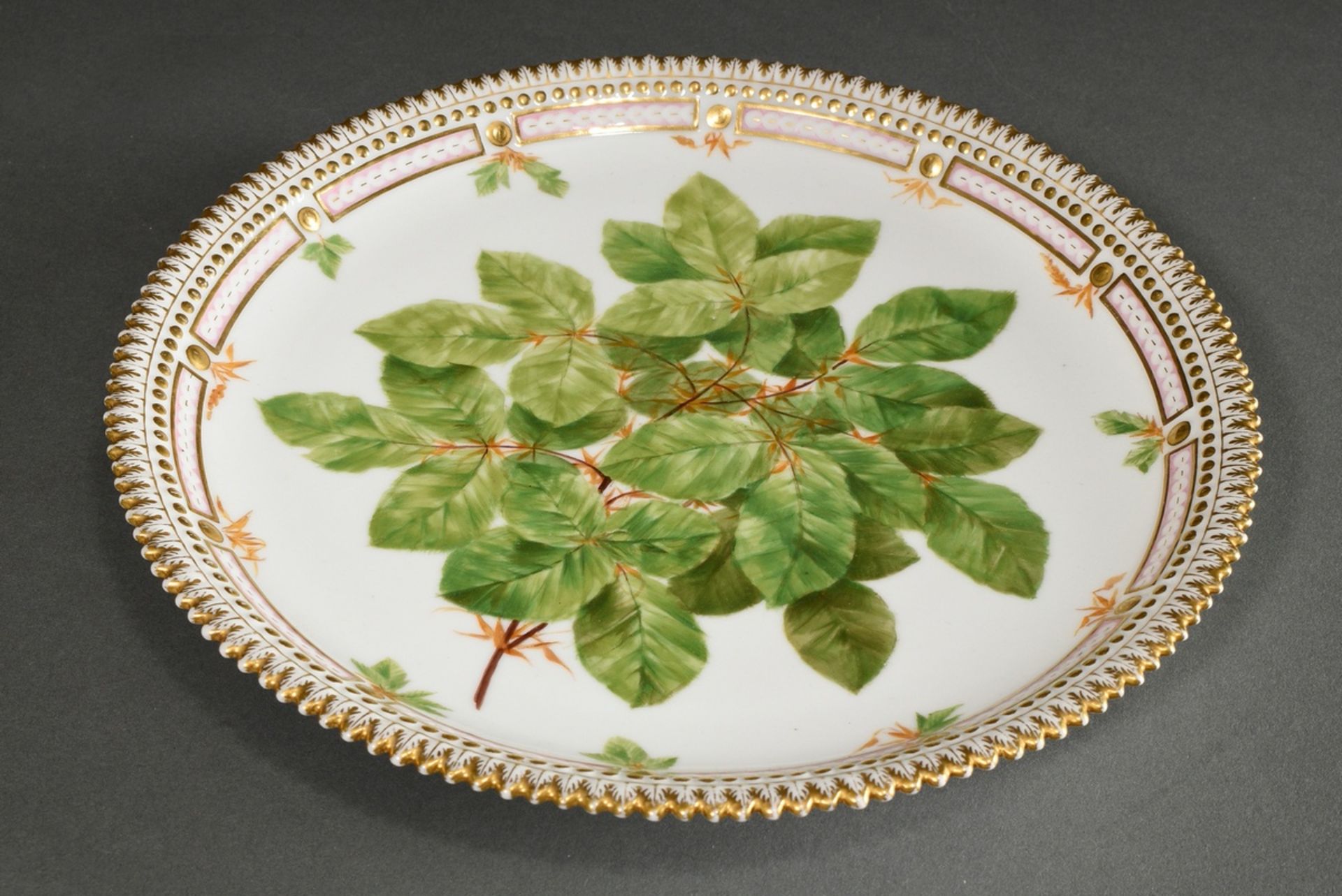 Royal Copenhagen plate with "beech leaves" in mirror, gold staffage and serrated rim, 19th c., Ø 24 - Image 2 of 4