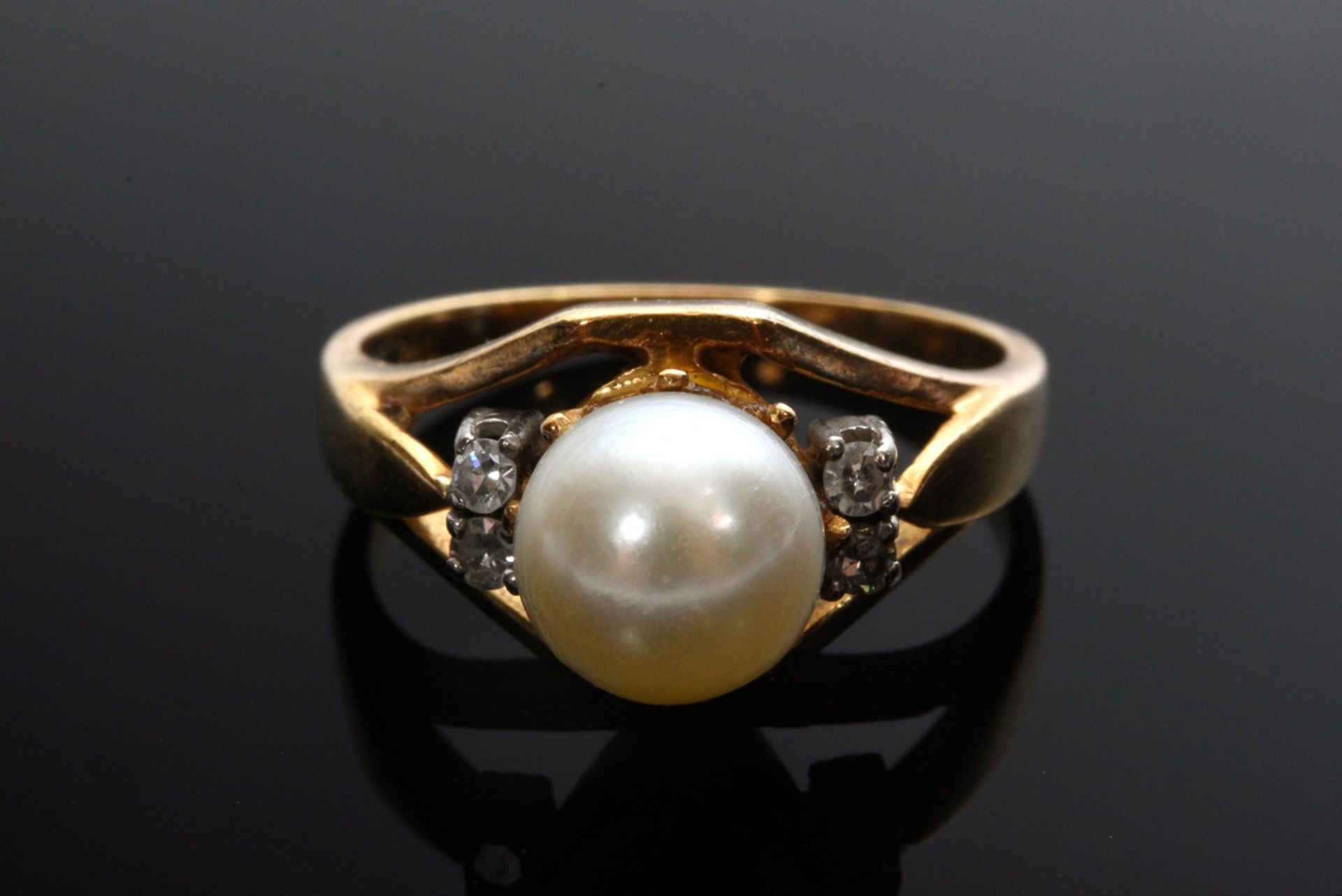 Delicate yellow gold 750 ring with cultured pearl (Ø 7mm, damaged) with octagonal diamonds (total a - Image 2 of 3