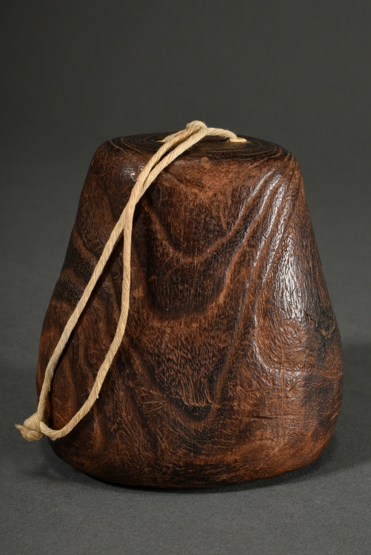 Hinoki Holz Tonkotsu Tabakbehälter mit Buchsbaum Maskendeckel „Daruma“ sowie Perlmutt- und Hirschho - Bild 2 aus 4