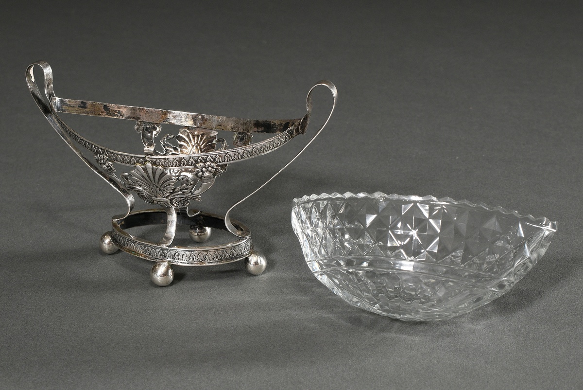 Empire saliere with boat-shaped crystal insert in cut stone in ornamented setting on 4 spherical fe - Image 2 of 3