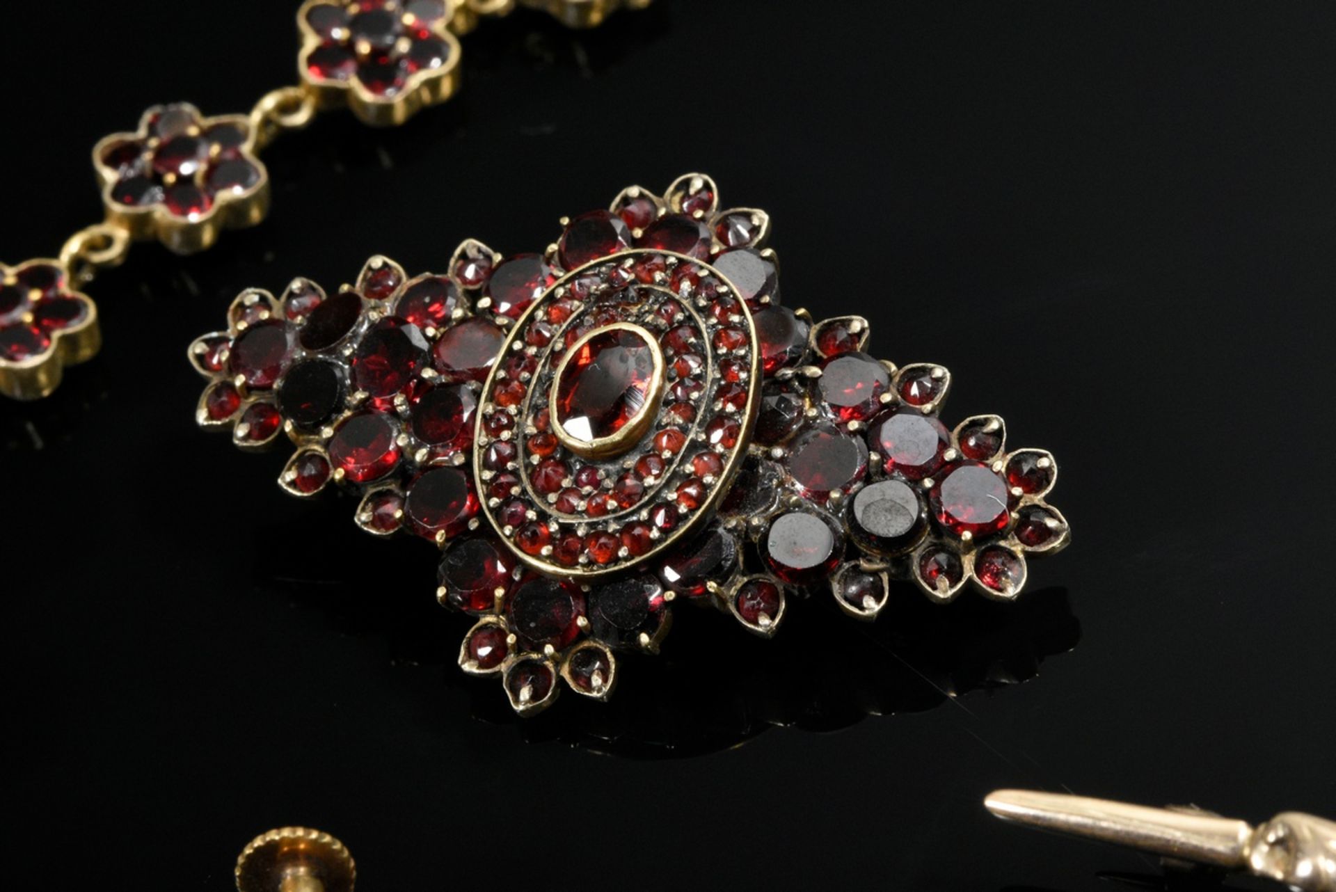 7 Various pieces of garnet jewelry: tombac necklace (l. 47cm), needle (l. 4.3cm), pair of earrings  - Image 4 of 8