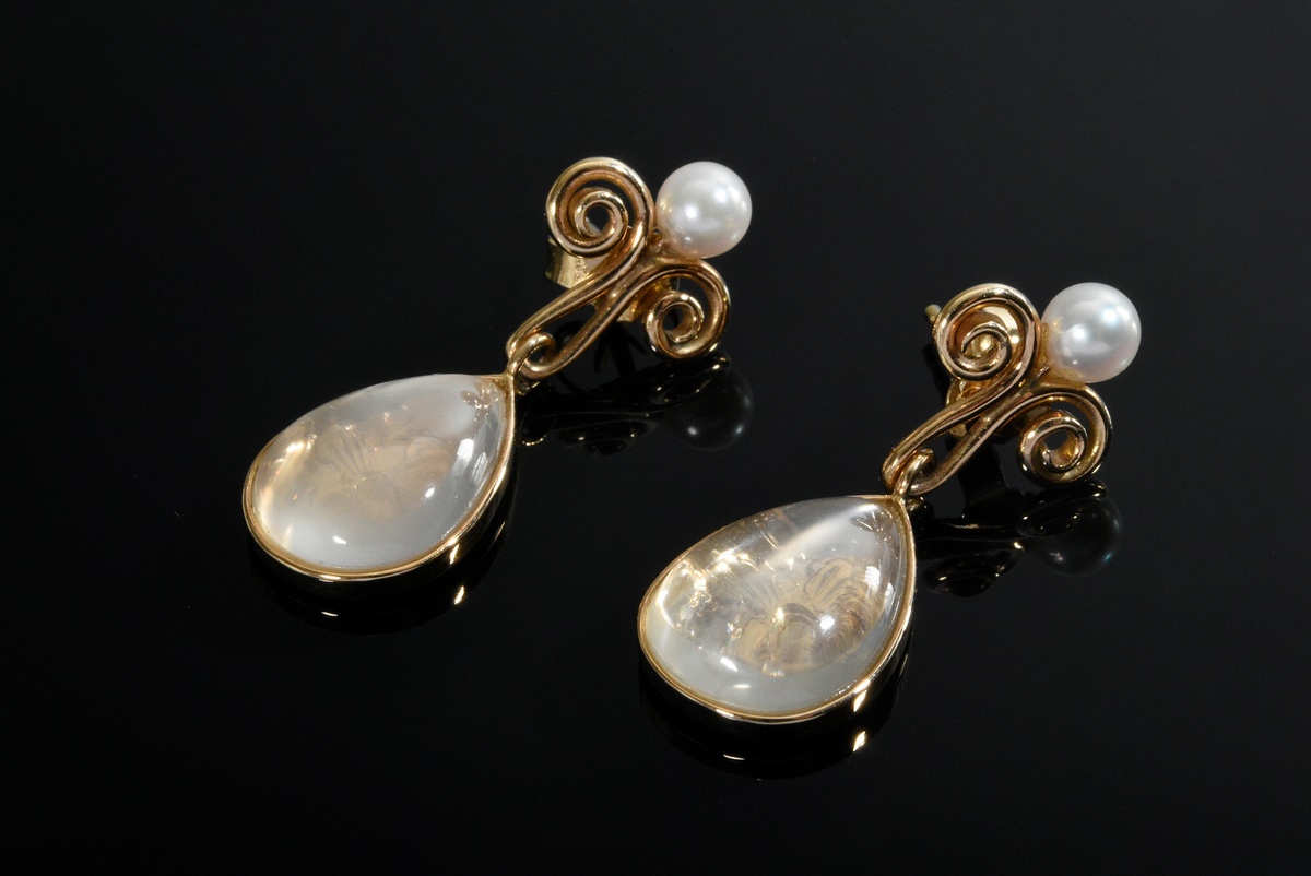 Pair of yellow gold 750 earrings with small cultured pearls and transparent moonstone cabochons wit