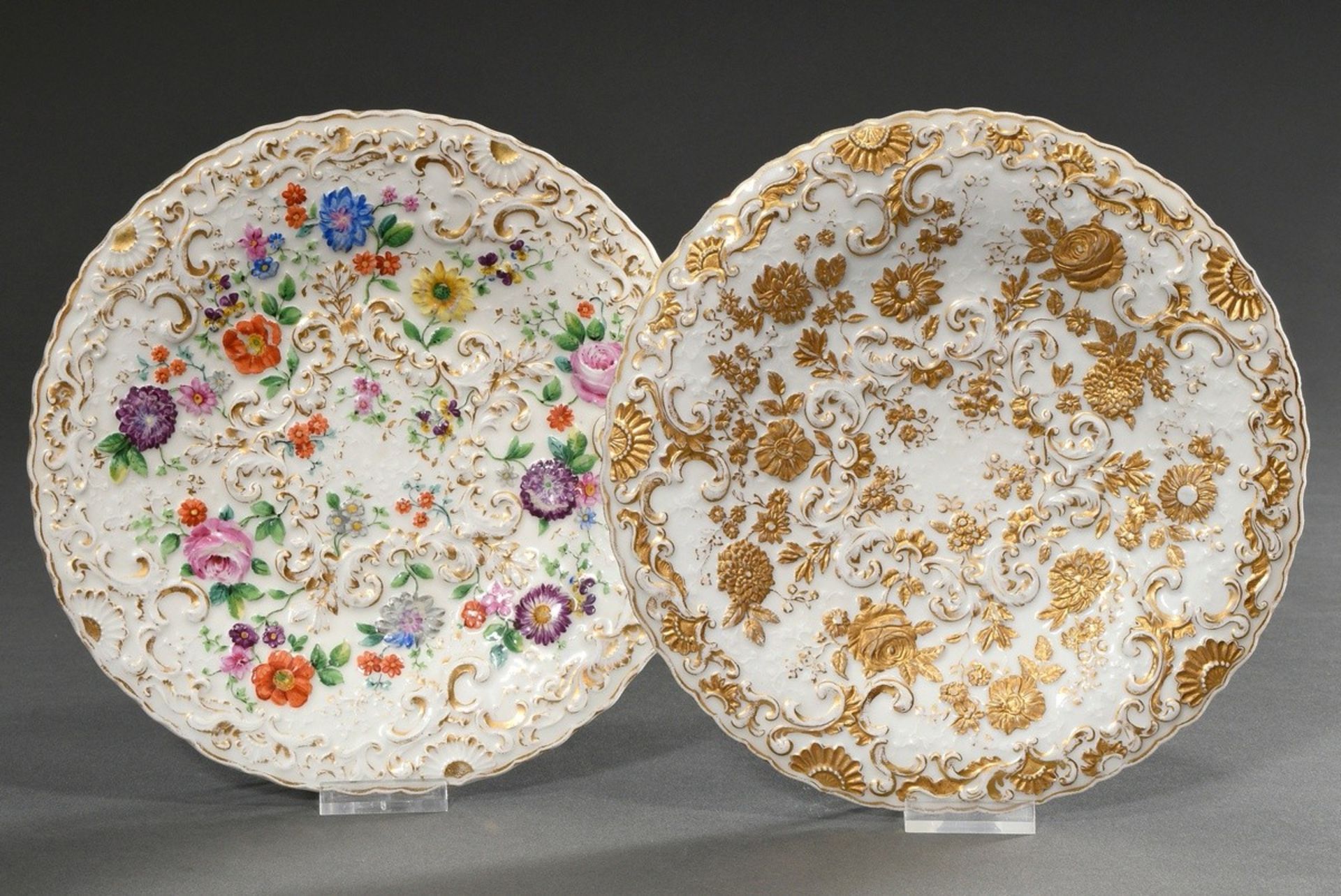 2 Diverse Meissen Prunkteller mit Reliefblüten Dekor, polychrom und gold bemalt, um 1900, Ø 22,5cm,