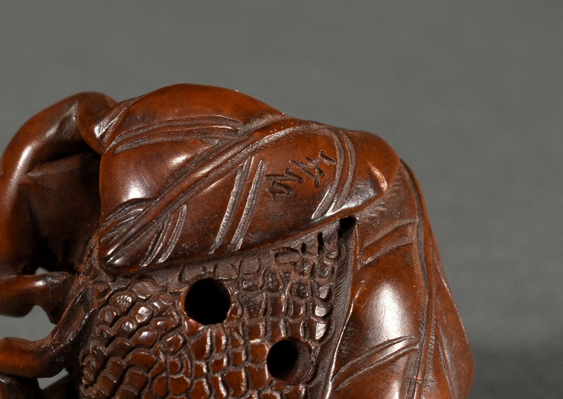 Buchsbaum Netsuke "Drei Frösche auf einer Beere", eingelegte Horn Augen, sign. Gyokuseki 玉石 (Davey  - Bild 6 aus 6