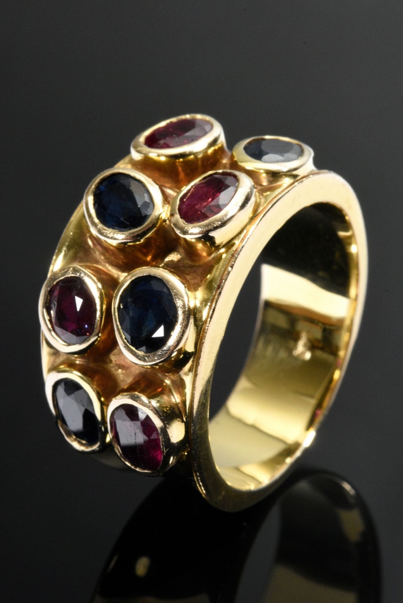 Breiter Gelbgold 585 Ring mit Rubinen und Saphiren unregelmäßig besetzt, Goldschmiedearbeit, 11,6g,