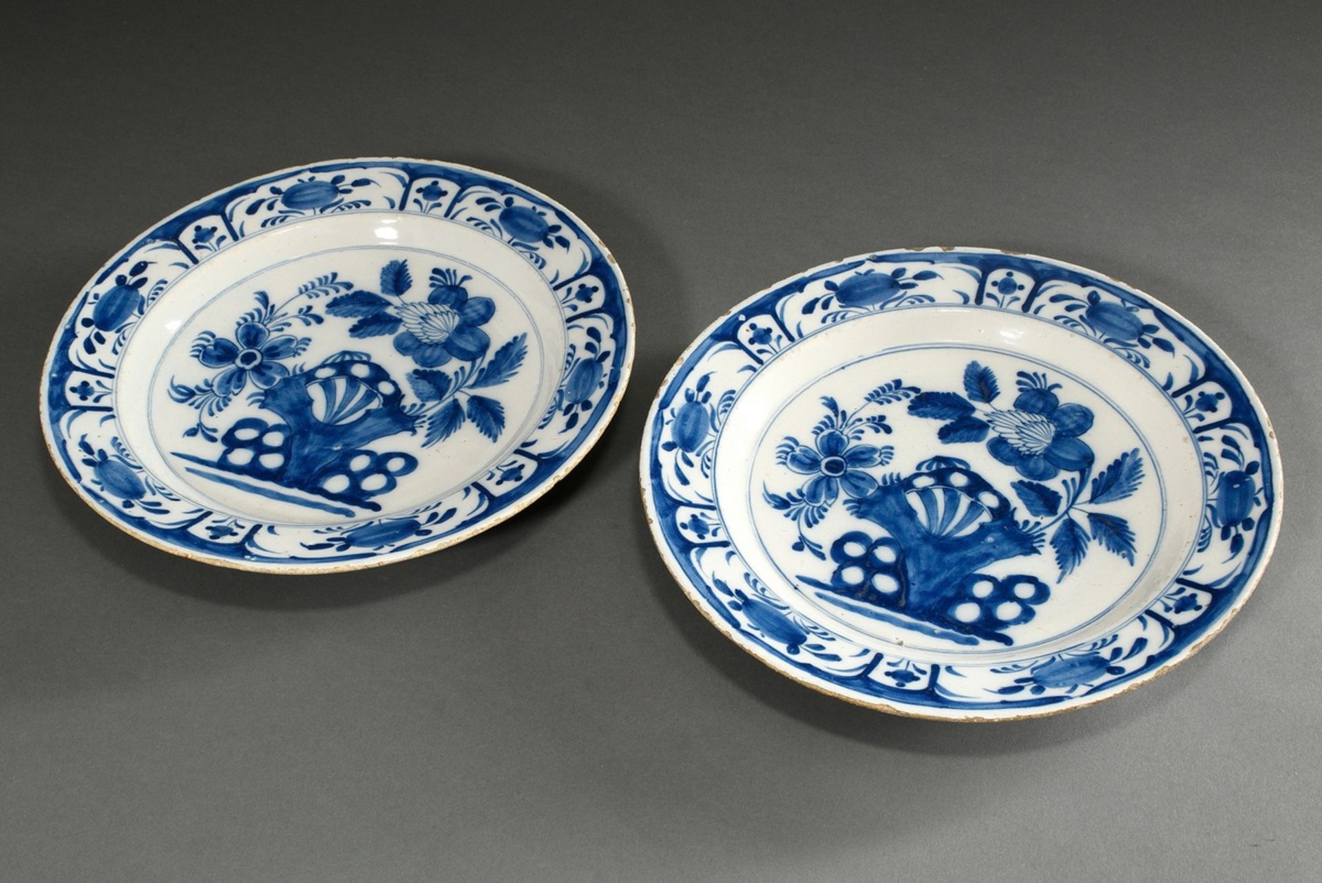 Paar holländische Fayence Teller mit floralem Blaumalerei Dekor „Fels und Blumen" nach asiatischem  - Bild 2 aus 7