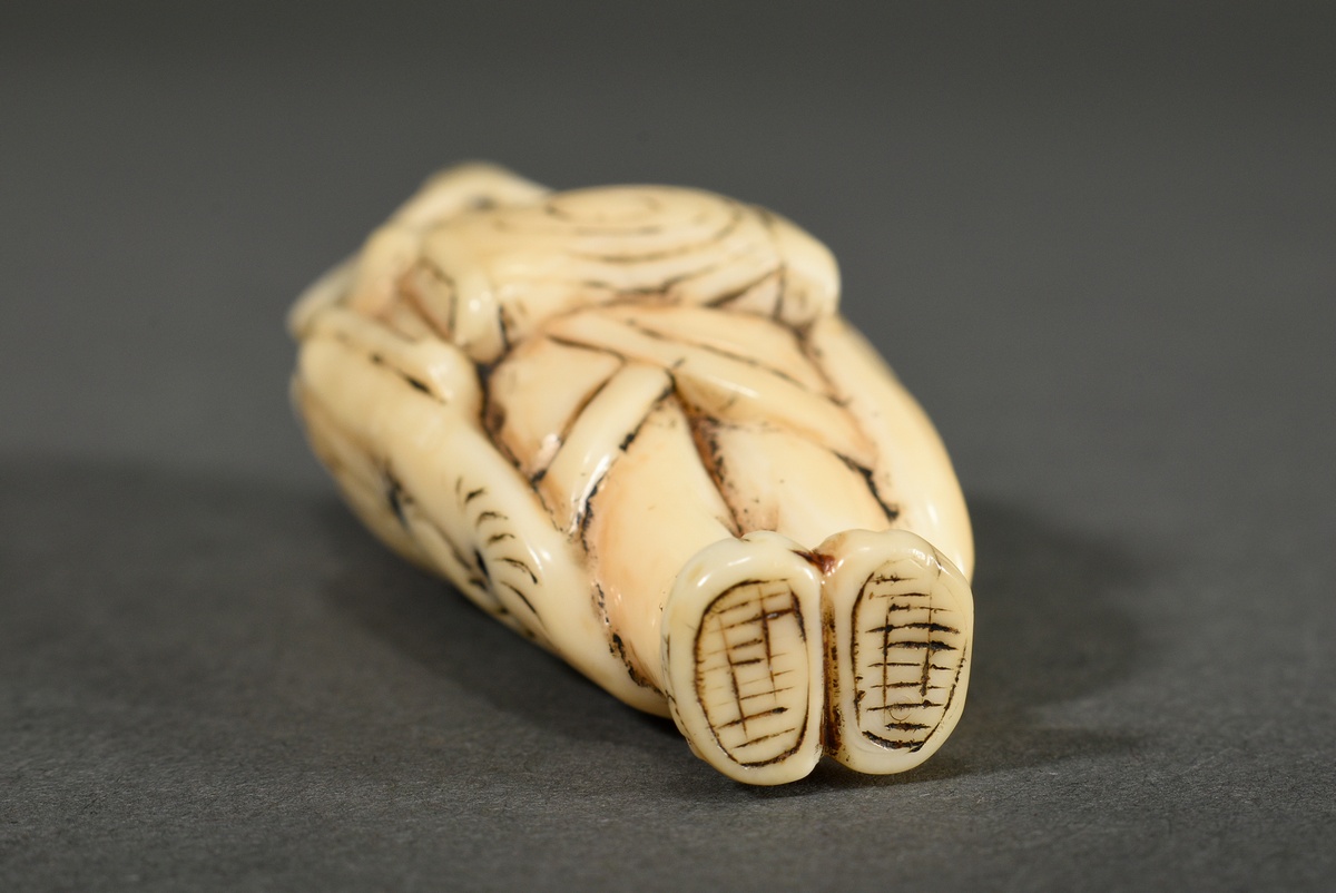 Hirschhorn Netsuke "Shishimai Tänzer mit Löwenmaske und Trommel", partiell eingefärbt mit eingelegt - Bild 4 aus 4