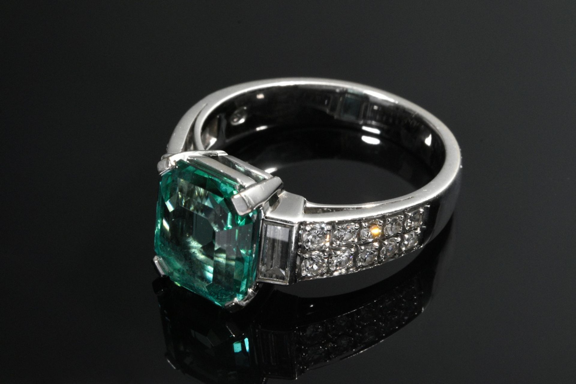 White gold 750 ring with emerald-cut tourmaline (approx. 2.70ct) and brilliant- and baguette-cut di - Image 2 of 4