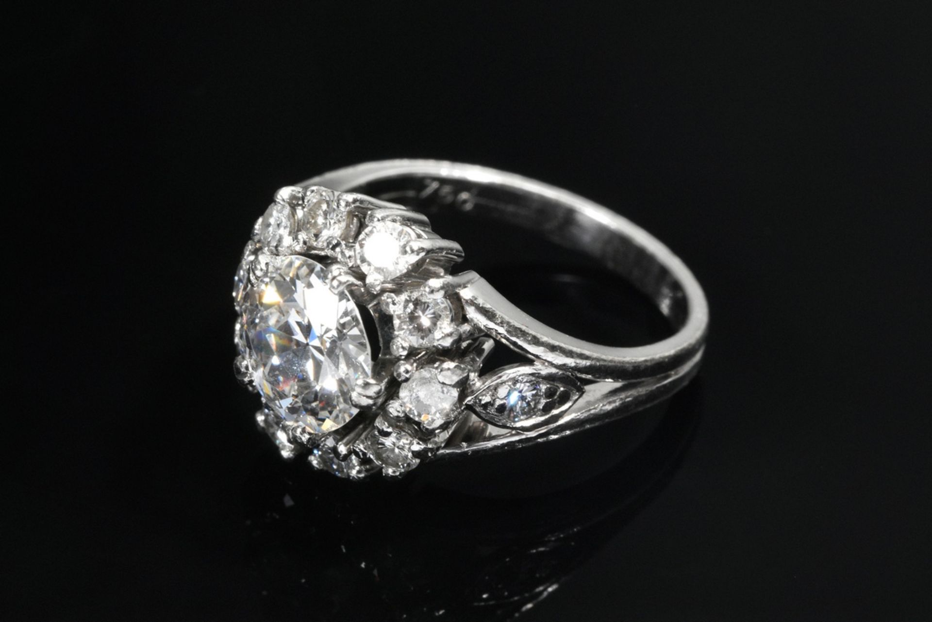 Weißgold 750 Entourage Ring mit Diamant Solitär (ca. 1.50ct, P1/W-TCR) in Diamantlunette (zus. ca.  - Bild 2 aus 4