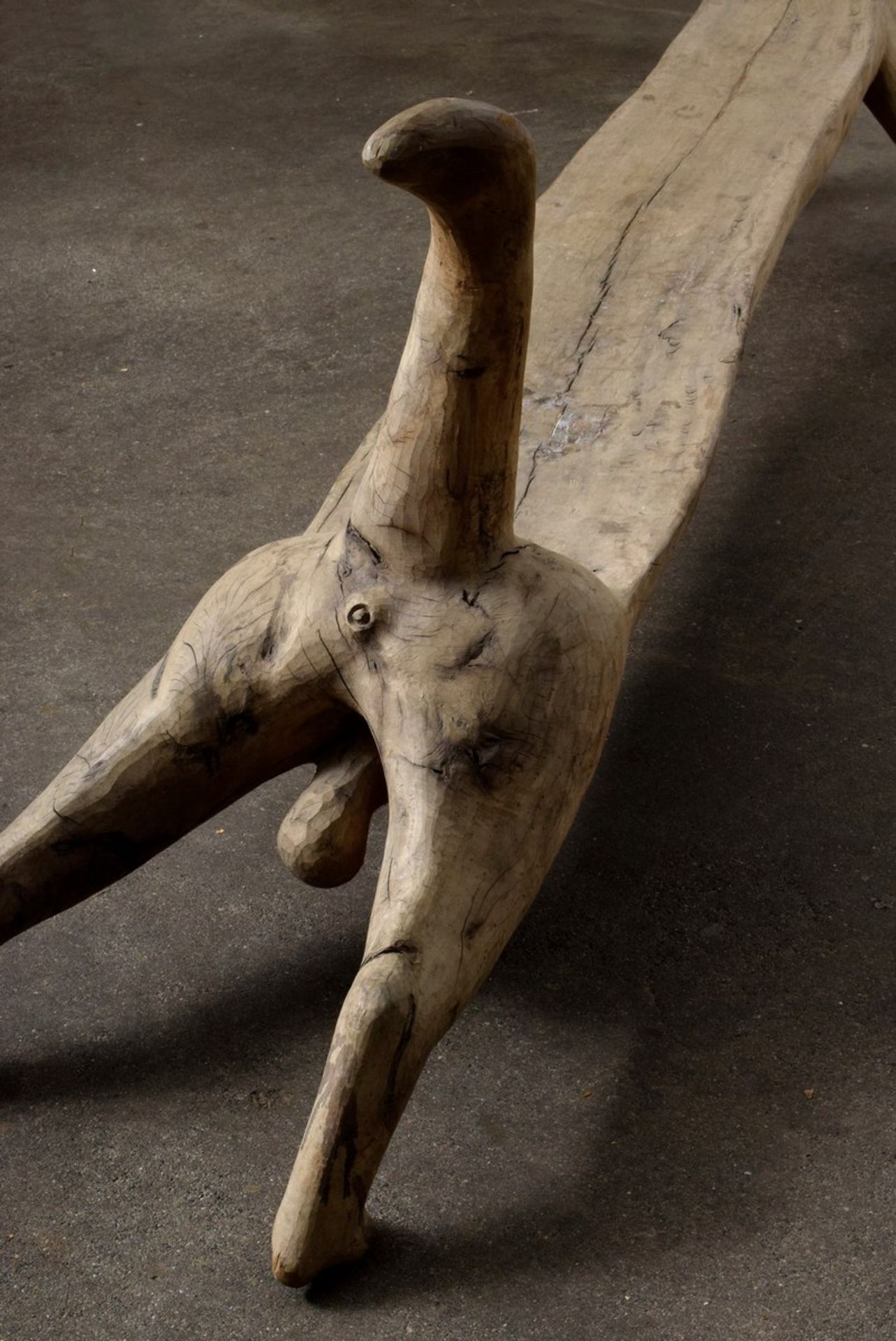 Sehr große Häuptlings-Sitzbank in Form eines Hundes, aus einem Stamm geschnitzt, Indonesien Anfang  - Bild 9 aus 16