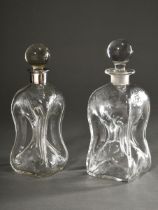2 Diverse Gluckerflaschen mit geschliffenen floralen Dekorationen, eingezogenem und ausgeschliffene