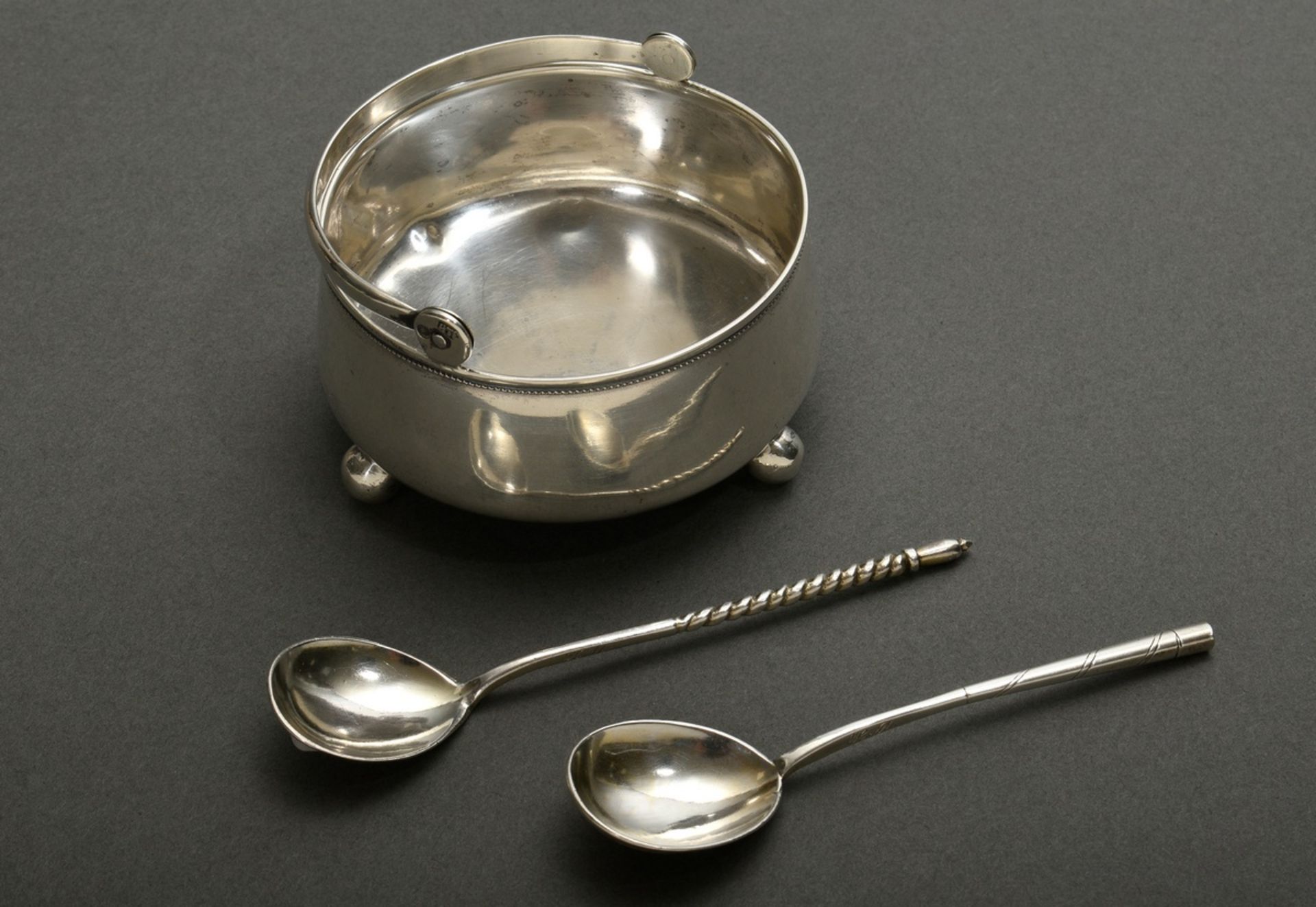 3 Diverse Teile russisches Silber: Zuckerkörbchen mit Klappbügel auf Kugelfüßchen (MZ: BTC, 84 Zolo - Bild 2 aus 10