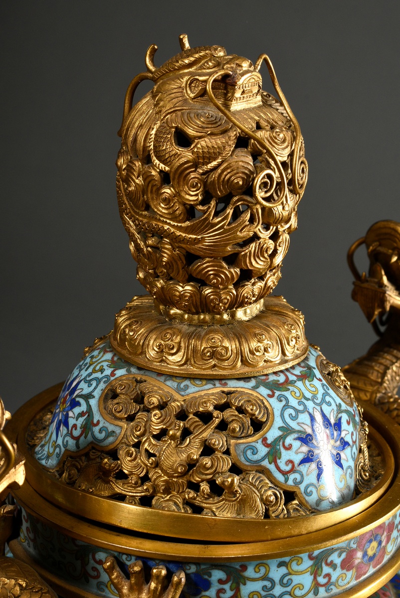 2-Piece altar set with fire-gilt sculptural dragons and mascarons on cloisonné body with dragon dep - Image 7 of 16
