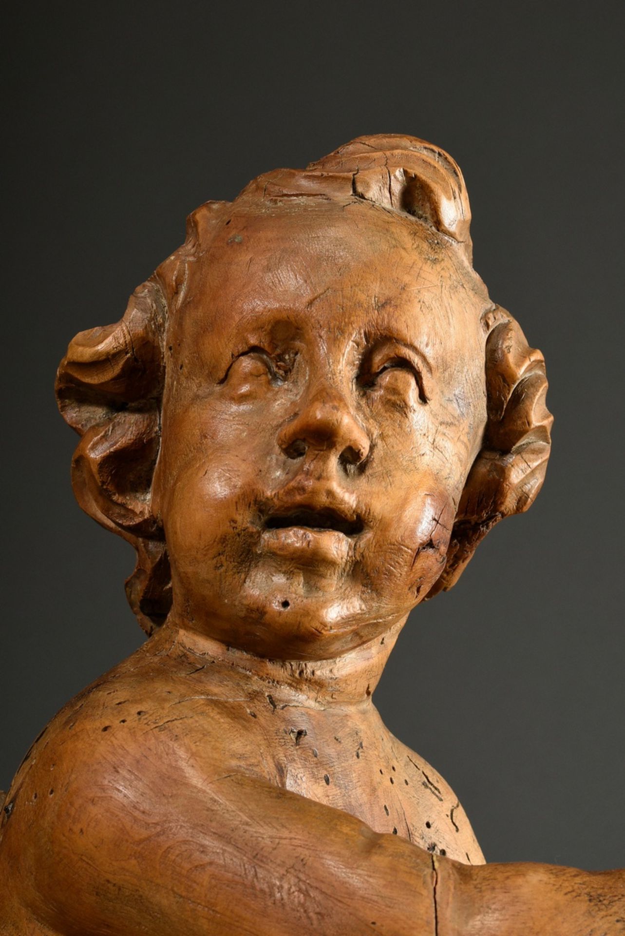 Barock Putto, Lindenholz ungefasst, H. 53cm, alte Wurmgänge, ergänzt - Bild 2 aus 12