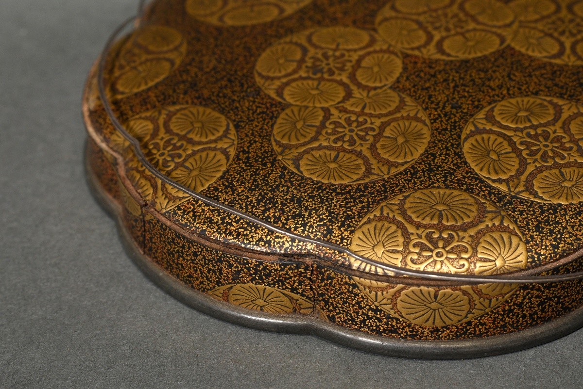 Flower-shaped eight-pass Urushi lacquer box with "Chrysanthemum Mons", loose lead rim on top, Japan - Image 6 of 6