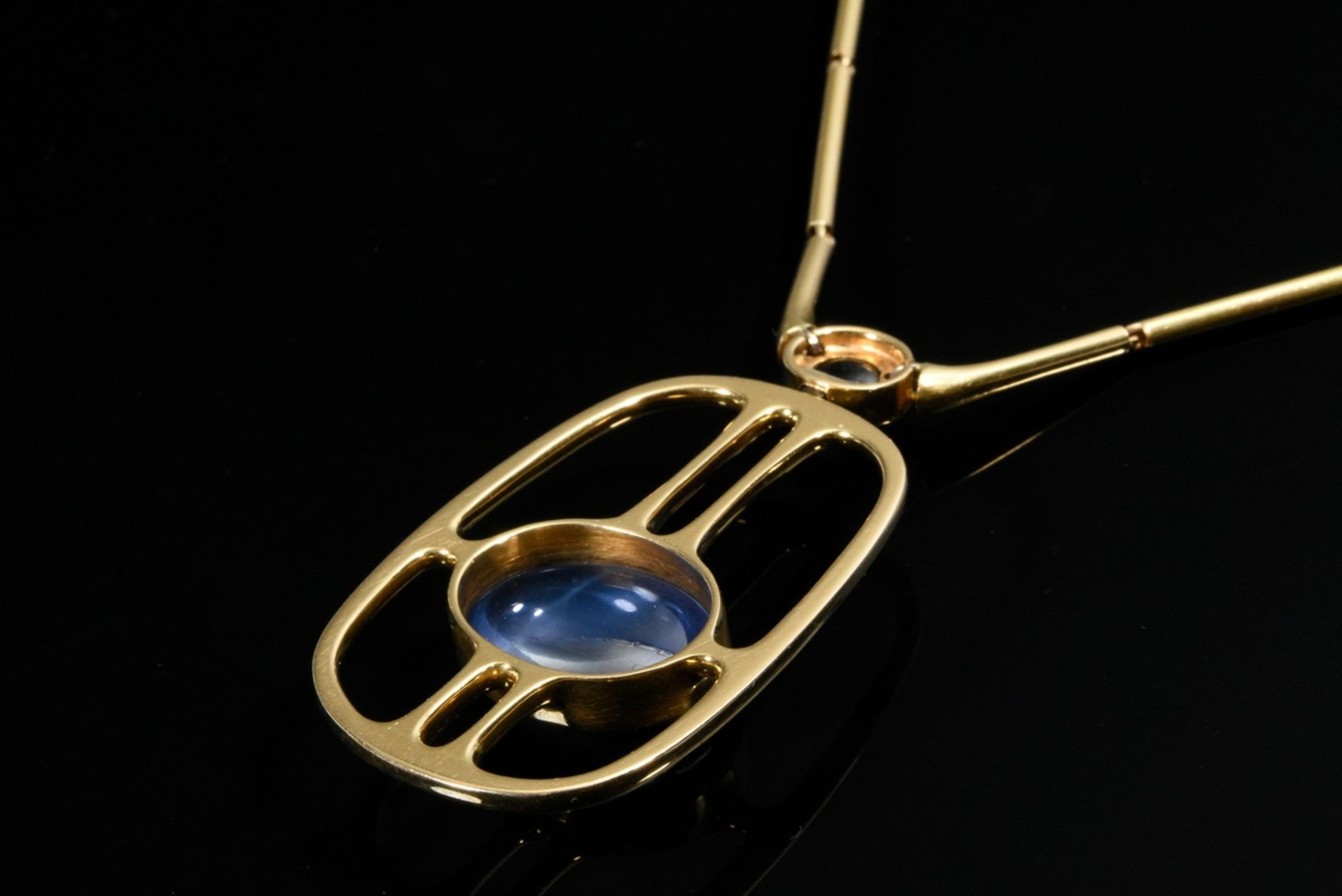 Exceptional modern yellow gold 750 bar necklace with 3 sapphire cabochons (approx. 0.85, 3.36 and 2 - Image 4 of 4