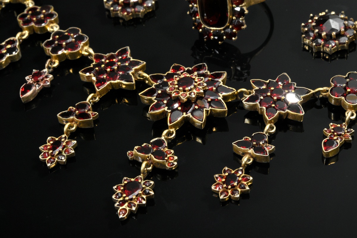 7 Various pieces of garnet jewelry: tombac necklace (l. 47cm), needle (l. 4.3cm), pair of earrings  - Image 3 of 8