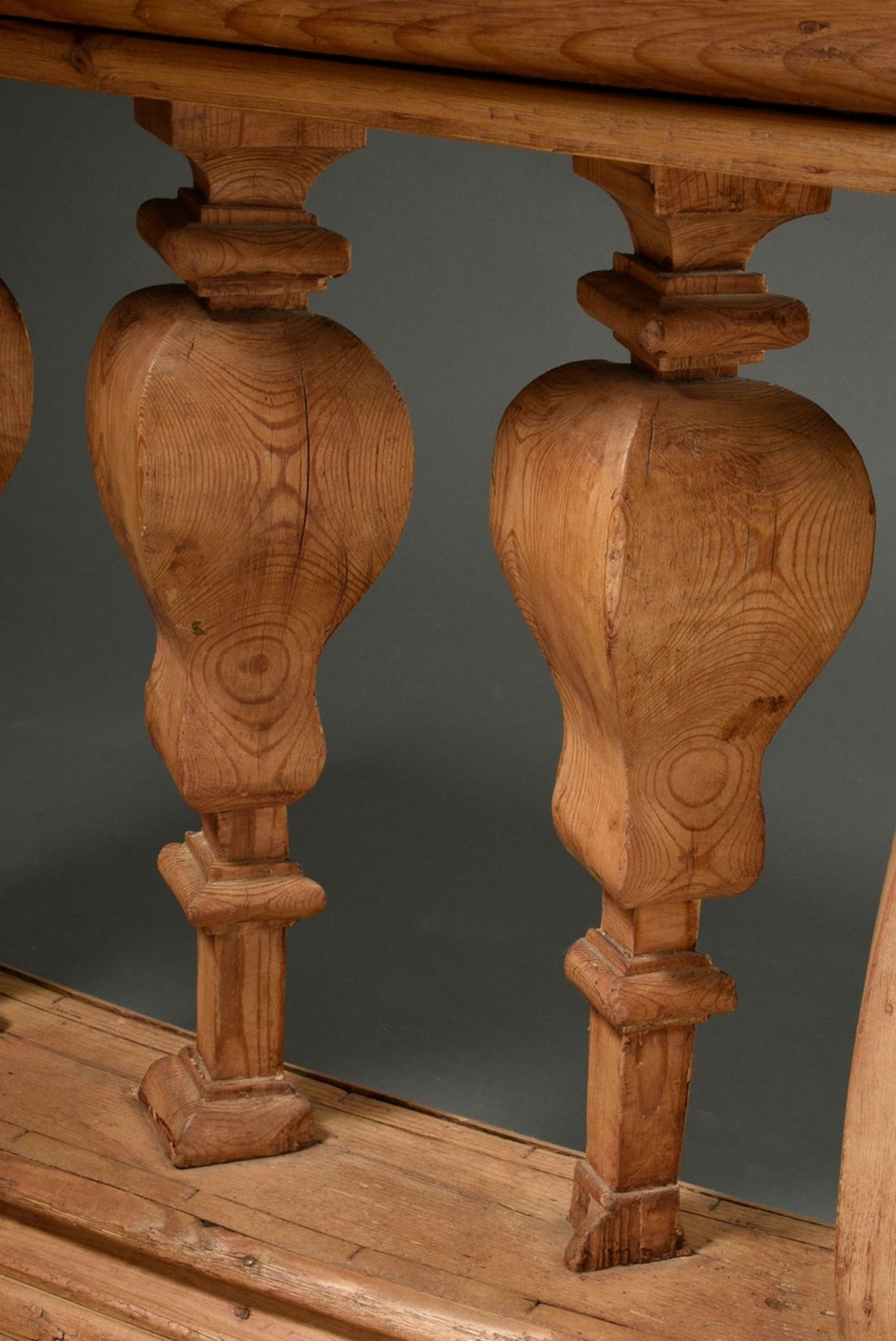 Barocke Weichholz Balustrade mit eckigen Balustern, wohl Deutsch, Anfang 18.Jh., 104x80x27cm - Bild 4 aus 6