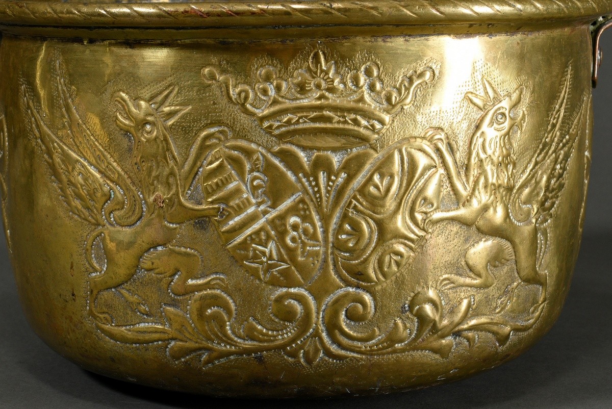Brass pot with iron handle and embossed decoration ‘Crowned alliance coat of arms with flanking gri - Image 6 of 7