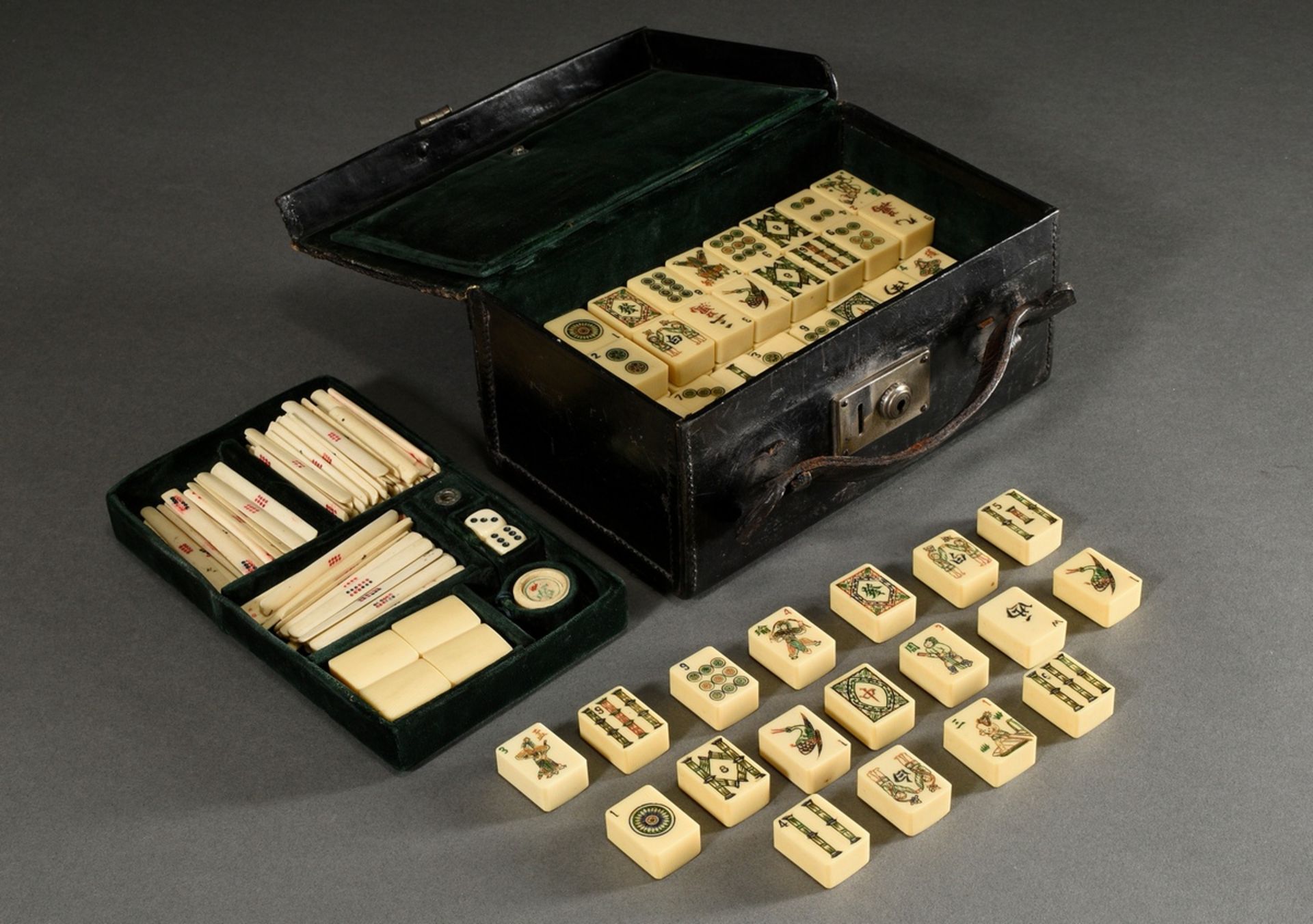 Mahjong Spiel in Samt ausgekleidetem Lederkoffer mit Bambus-Bakelit Spielsteinen, -stäbchen und -wü - Bild 2 aus 7