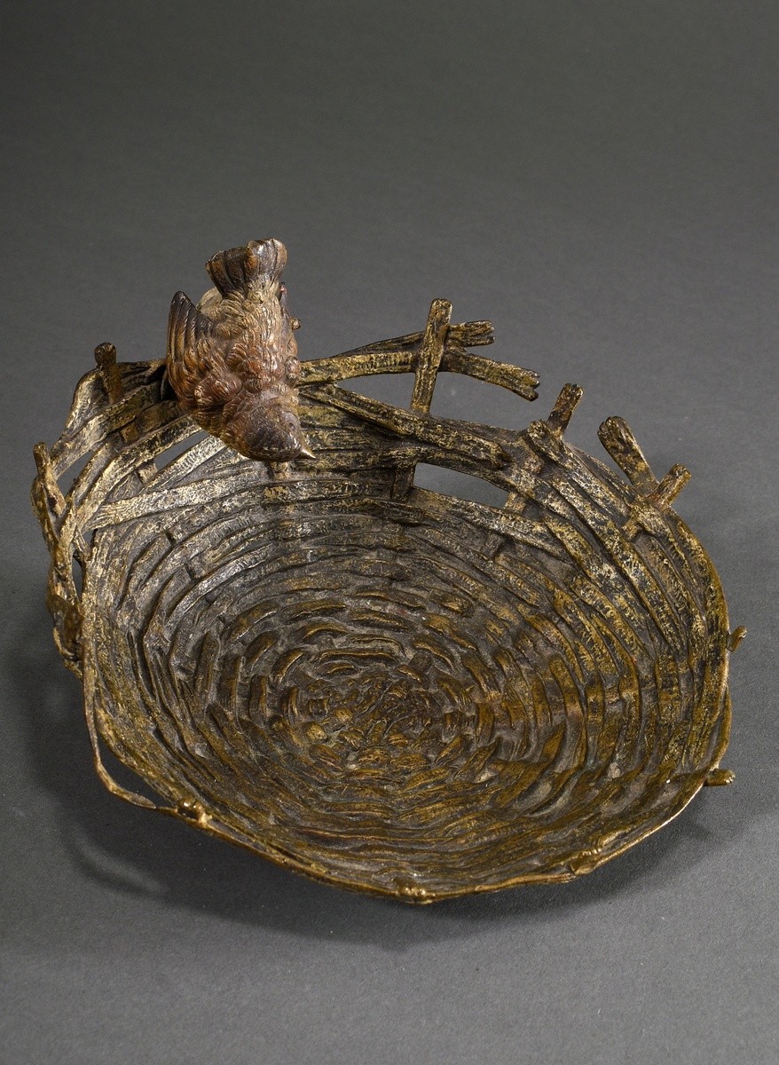 Large Viennese bronze "Wren on a woven basket", colourfully painted, approx. 1890, Ø 20cm, partial  - Image 4 of 6