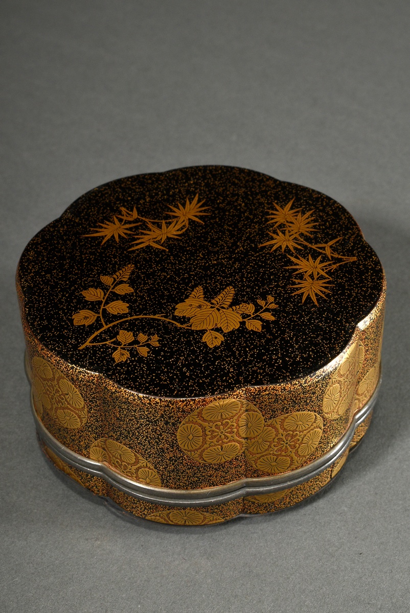 Flower-shaped eight-pass Urushi lacquer box with "Chrysanthemum Mons", loose lead rim on top, Japan - Image 3 of 6