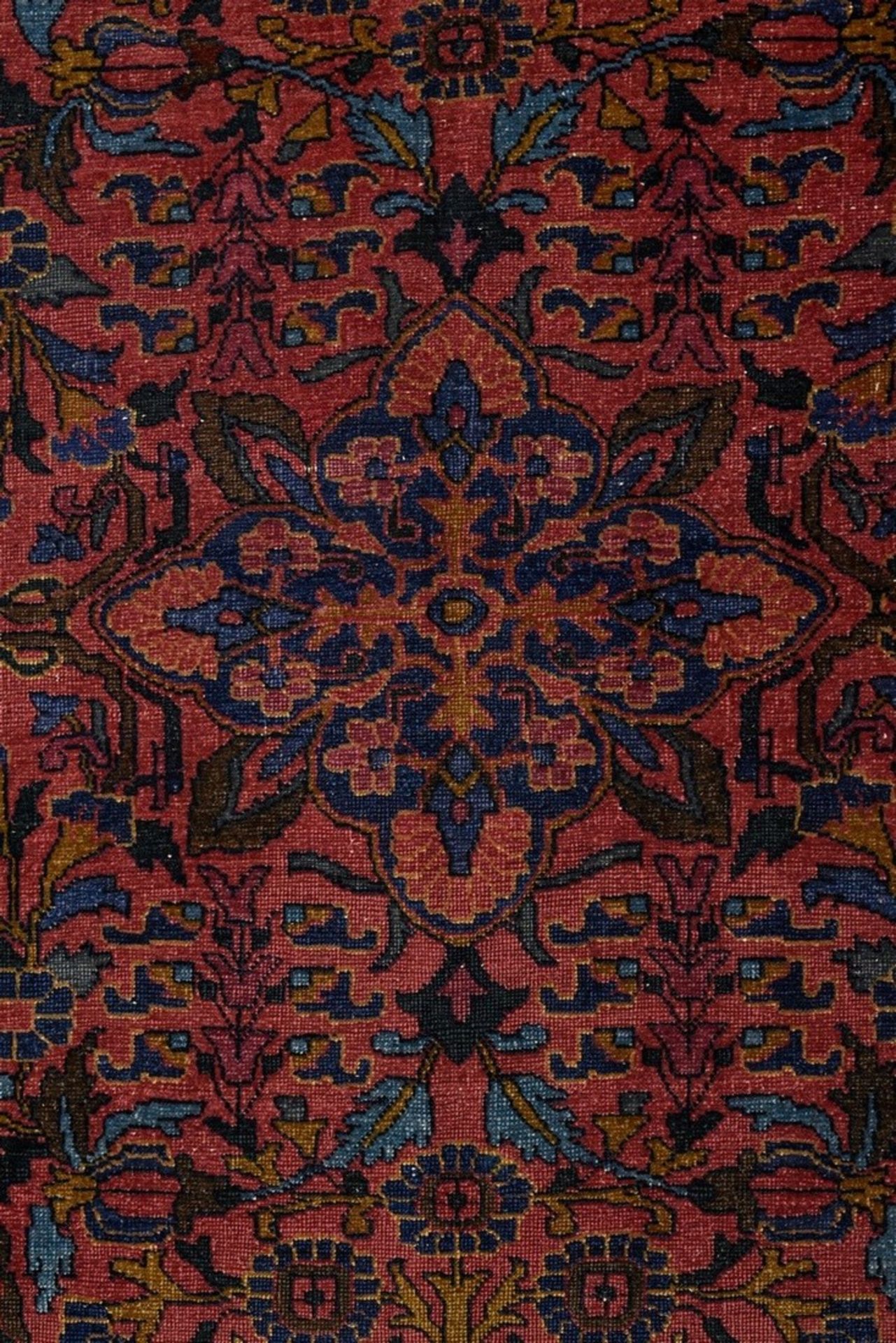 Sarough mit Mittelmedaillon auf bläulich rotem Feld und dunkelblauer Hauptbordüre, Westpersien 1. V - Bild 5 aus 7