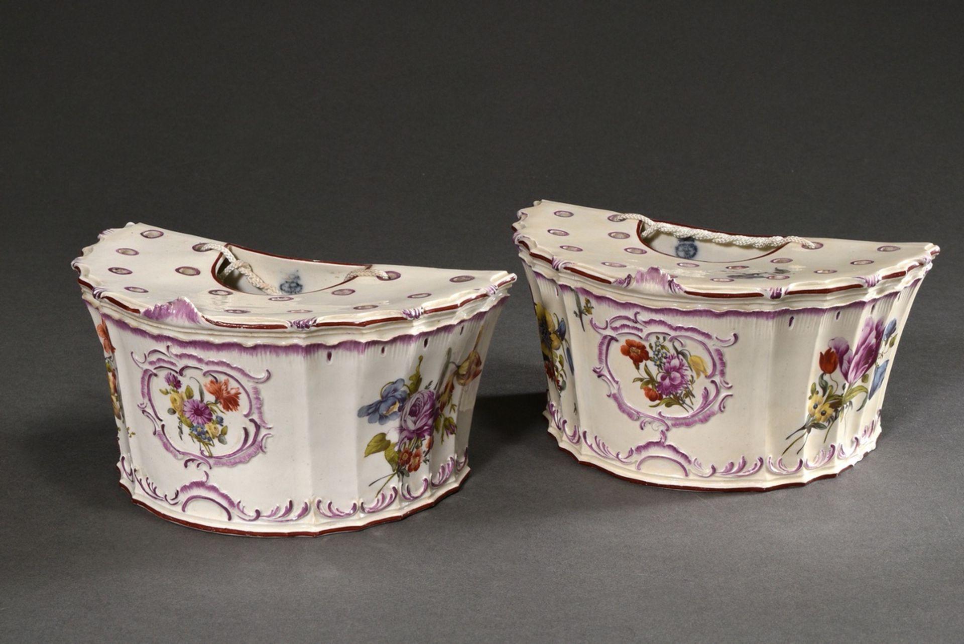 Pair of porcelain jardinières with rocailles in relief and polychrome flower painting, Ludwigsburg  - Image 2 of 8