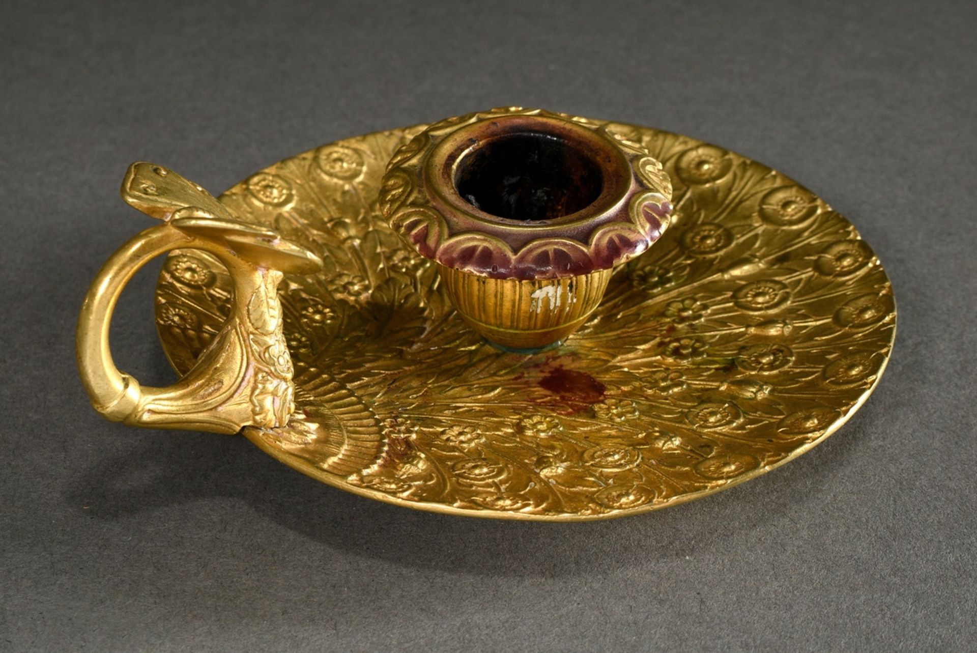 Empire hand candlestick with poppy decoration on the plate and sculpted butterfly thumb rest, gilt  - Image 2 of 4