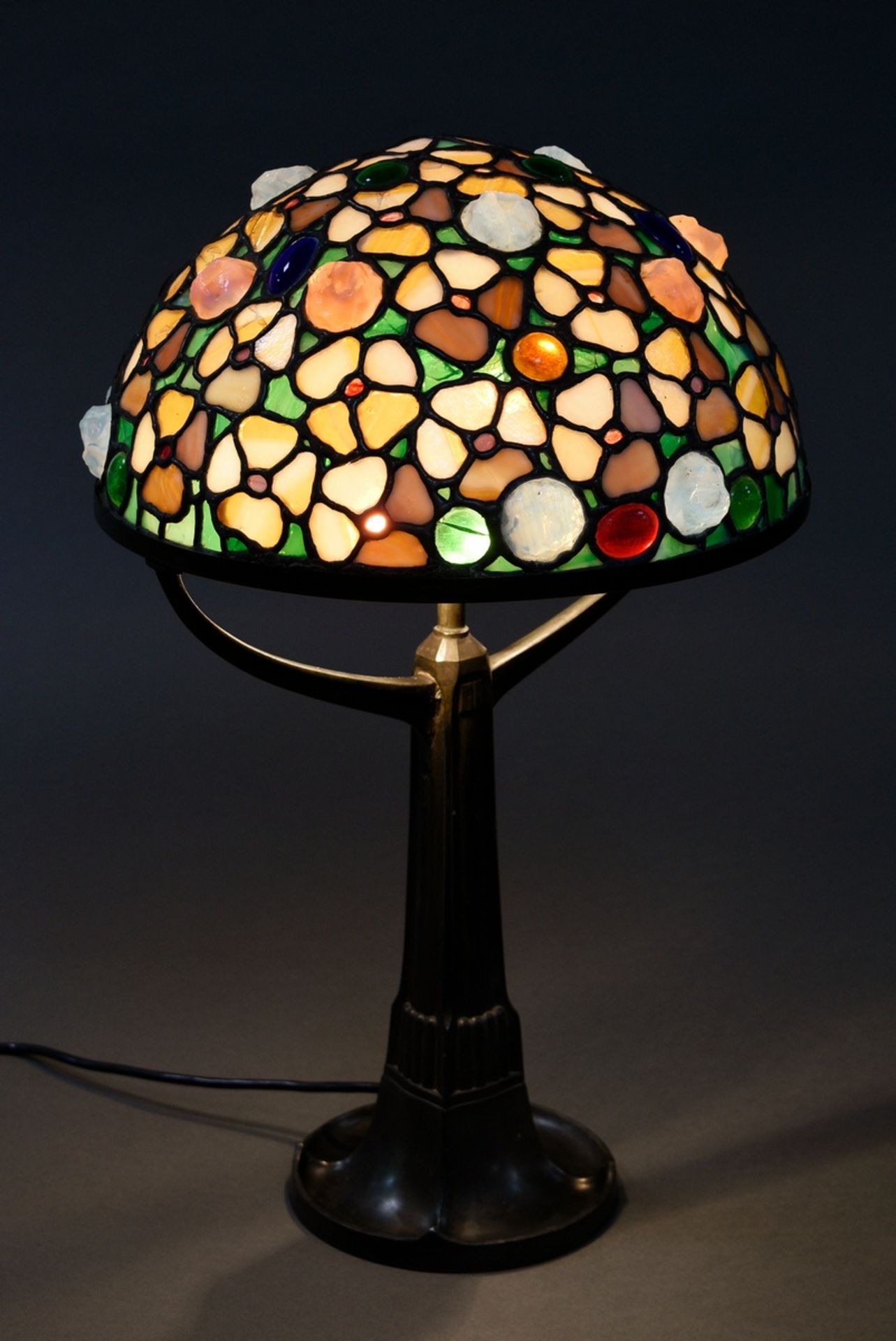 Jugendstil Tischlampe mit ornamentalem Zinn Fuß und bleiverglaster Kuppel mit polychromen Blüten un - Bild 5 aus 5