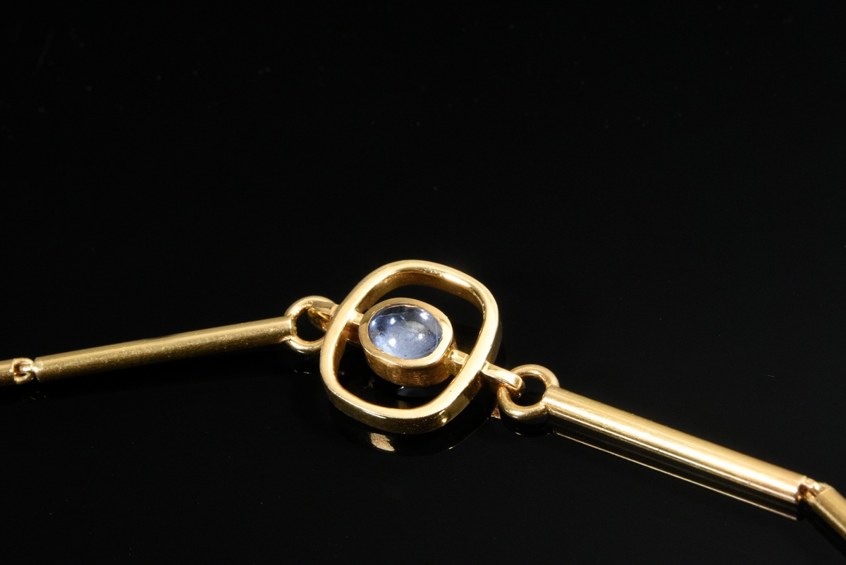 Exceptional modern yellow gold 750 bar necklace with 3 sapphire cabochons (approx. 0.85, 3.36 and 2 - Image 3 of 4