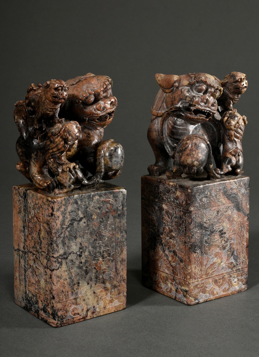 2 Marble seal stamps "Fo lions", base with fine floral engravings, h. 15.2cm each, 1x rest., slight