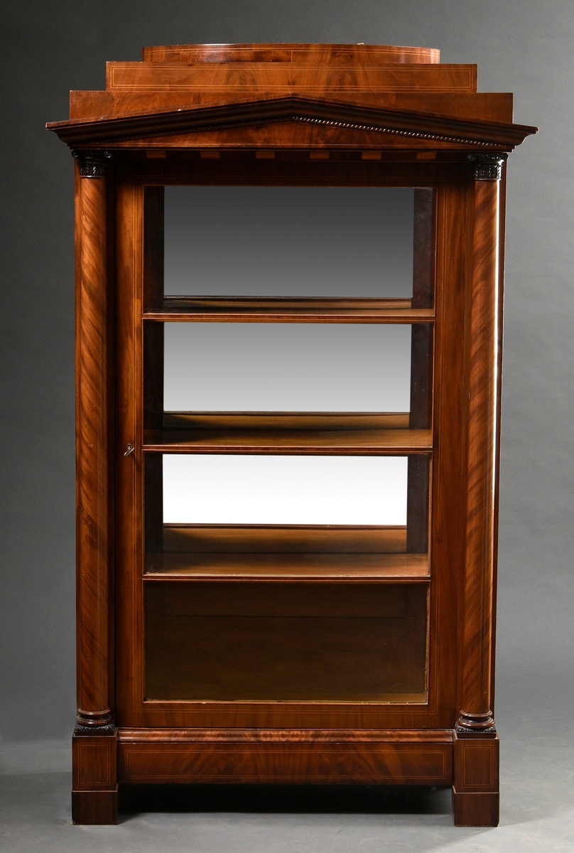 Biedermeier display cabinet in classical form, three-sided glazed body with full columns on the sid