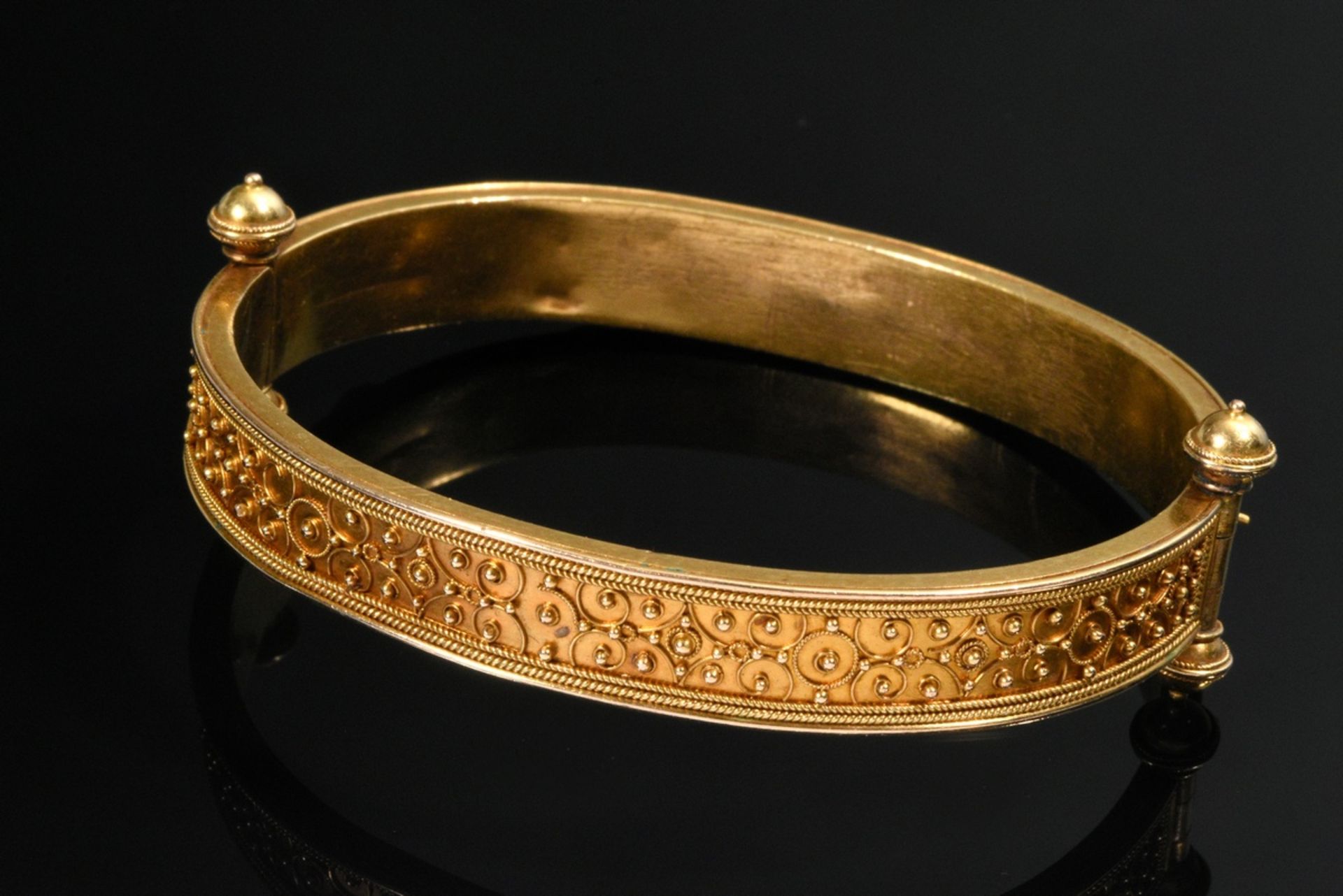 Yellow gold 750 bangle in Castellani style with rich granulé decoration, corals and freshwater pear - Image 3 of 3