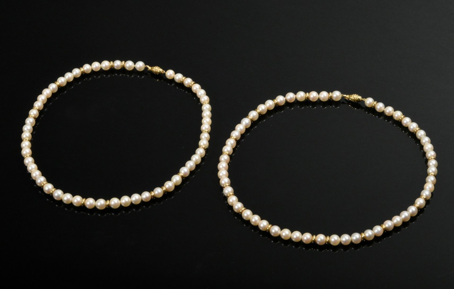 2 Cultured pearl necklaces with yellow gold 750 ring elements and tonneau clasps, 75g, l. 43.3 and  - Image 3 of 4