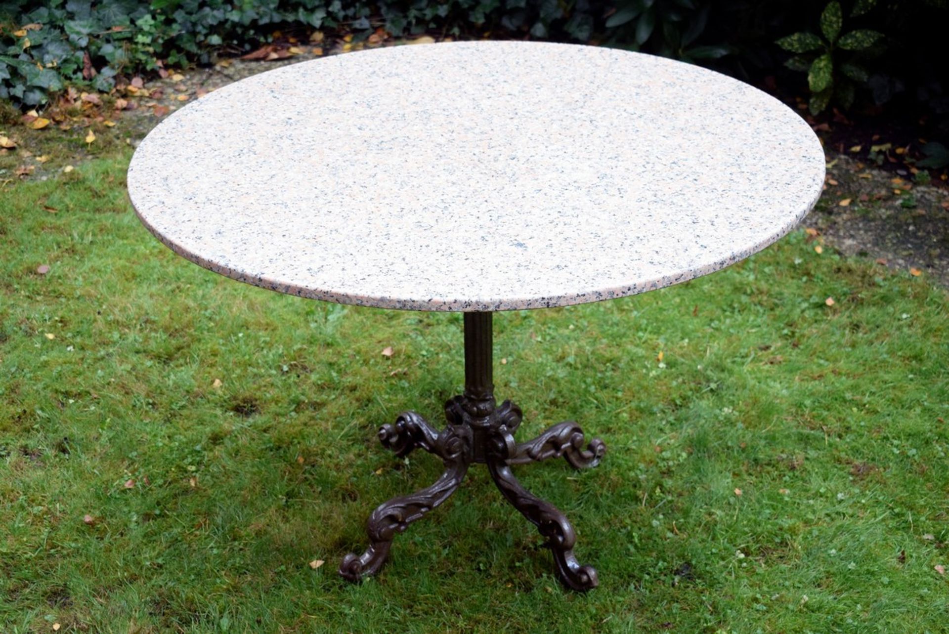 Gartentisch mit floral reliefiertem Gusseisen Fuß und runder Marmorplatte, H. 74cm, Ø 110cm - Bild 2 aus 3