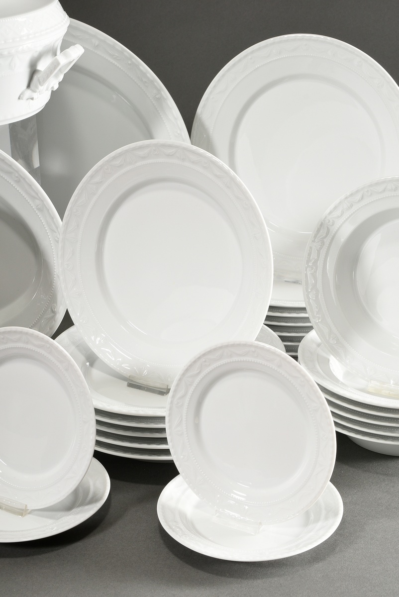 53 Pieces KPM dinner service "Kurland white" with relief border, consisting of: 14 dinner plates (Ø - Image 3 of 6