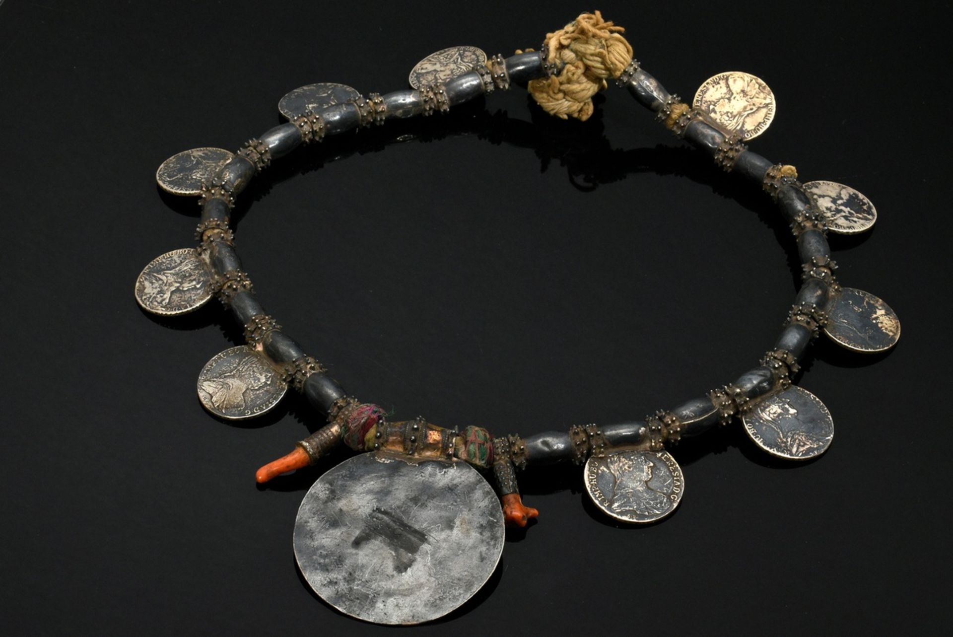 2 Diverse Halsketten "Hirz" oder "Sumpt", Oman Wahiba-Sand-Beduinen, große Stachelperlen mit Maria- - Bild 6 aus 14