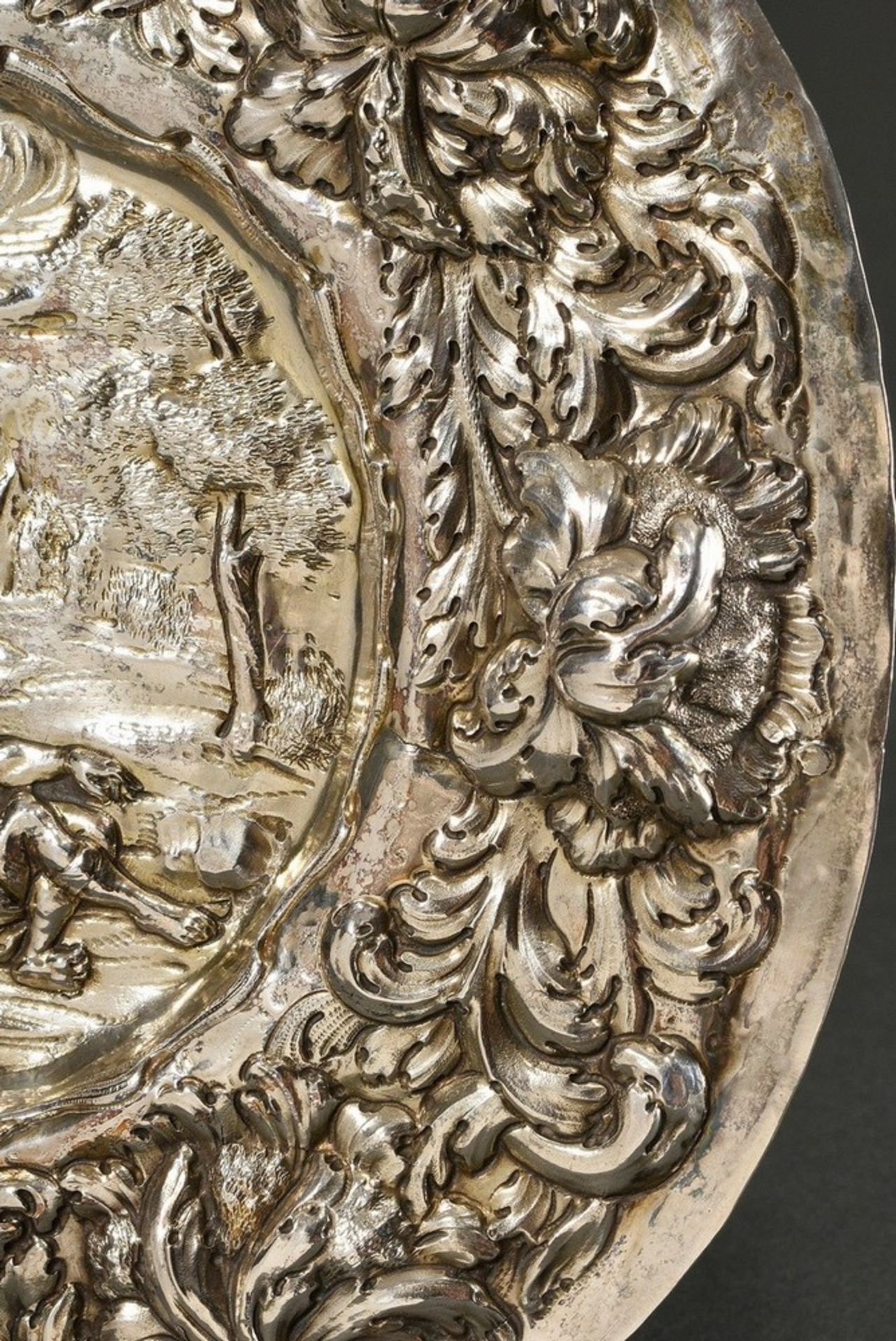 Ovale Barock Schauplatte mit getriebenem Dekor "David mit dem Haupt des Goliath in weiter Landschaf - Bild 3 aus 8