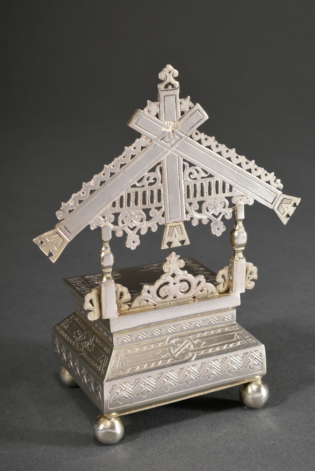Russian salt cellar with richly engraved ornamental decoration in a traditional throne shape with a - Image 2 of 4