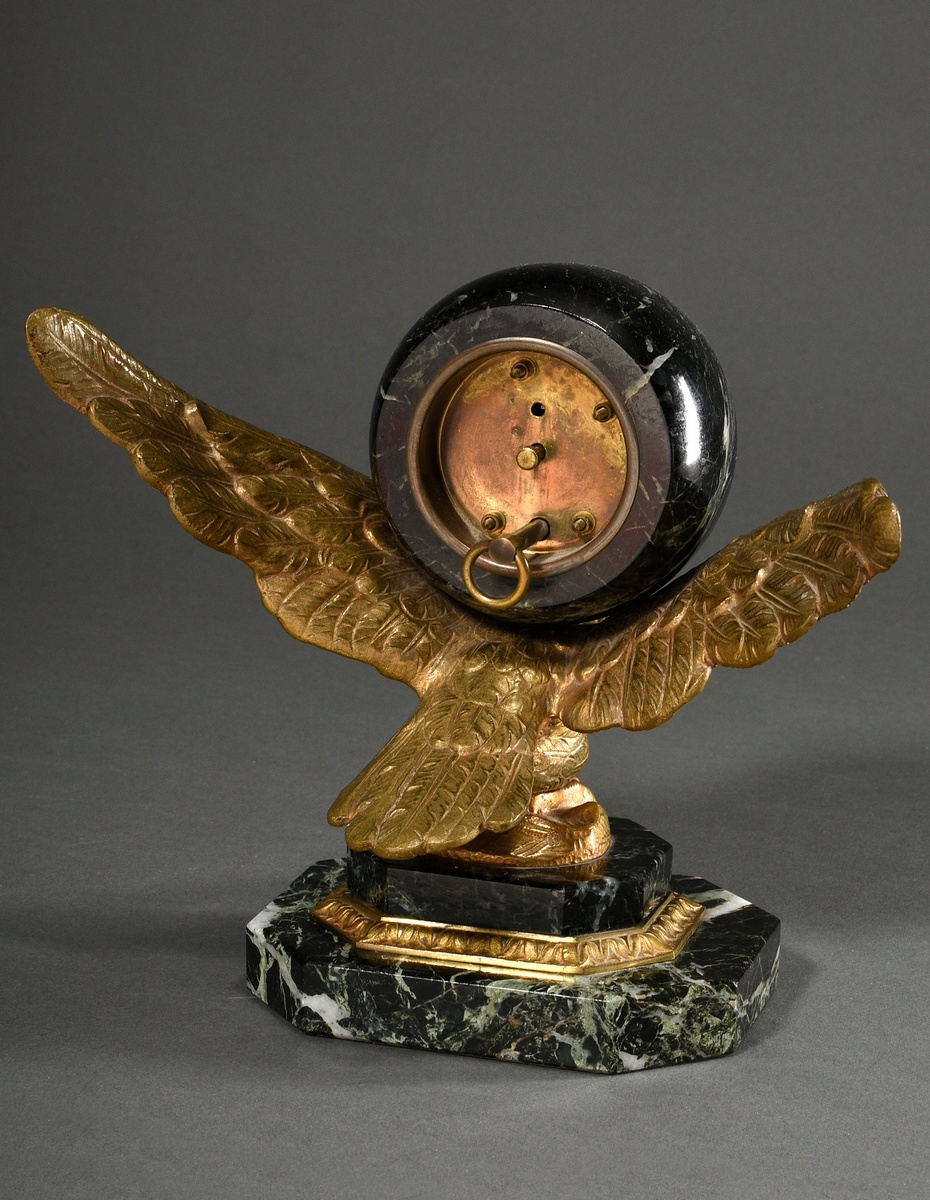 Wilhelminian desk clock with gilded eagle on a green marble pedestal, round marble case with enamel - Image 3 of 5