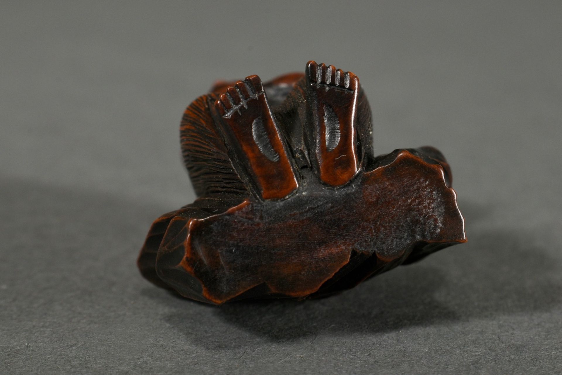Boxwood netsuke "Fisherman on rock with ball (?)", movable contents, Himotoshi of different sizes,  - Image 4 of 4
