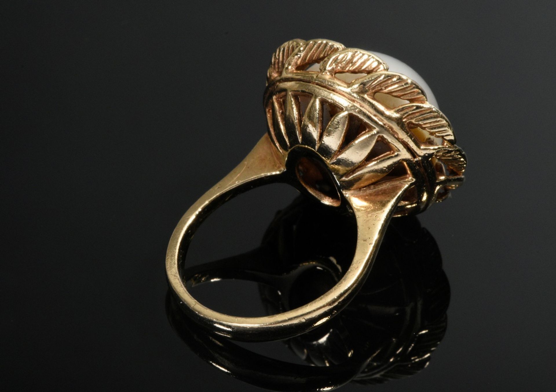 Classic handcrafted yellow gold 585 ring with mabé pearl (Ø 15mm) in a leaf ring, 11g, size 52 - Image 3 of 3