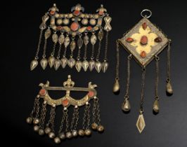 3 Yomud Turkmenen Amulette mit Schellenbehang: 2 Knabenamulette oder Talismane für die Jagd "Pfeil