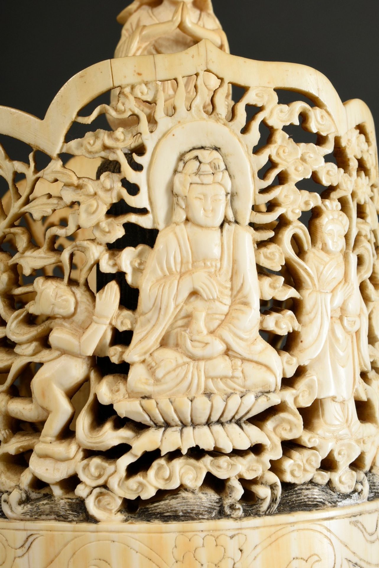 Große Elfenbein Schnitzerei "Kopf der Guanyin" mit durchbrochener Krone und Darstellung des Buddha - Bild 3 aus 11