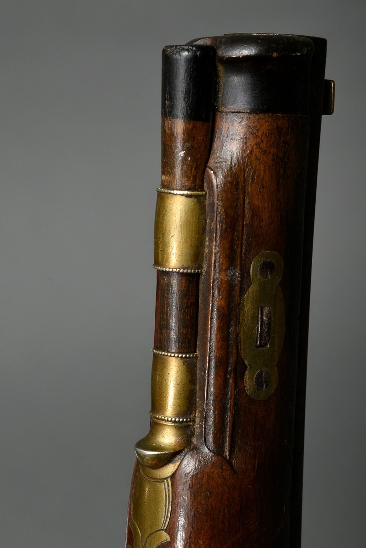 Paar Duellpistolen, Percussionsschloss, gezogener Achtkantlauf, z.T. gravierte Bronze- und Eisenbes - Bild 4 aus 12